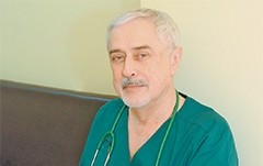 Кажется, всегда знал, что его призвание — медицина