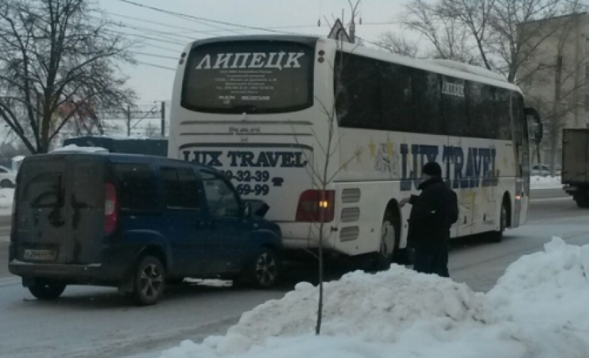 В автобус «Липецк-Москва» врезался «Фиат»