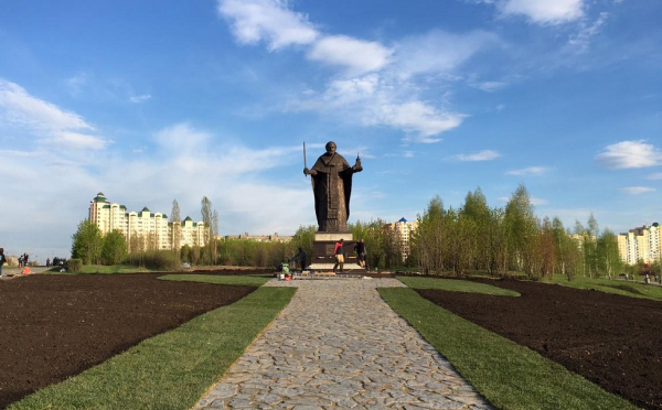 В Молодежном парке установили памятник Николаю Чудотворцу  