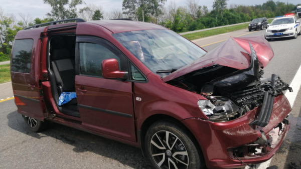 &laquo;Volkswagen Caddy&raquo; угодил в отбойник на трассе &laquo;Дон&raquo; в Липецкой области