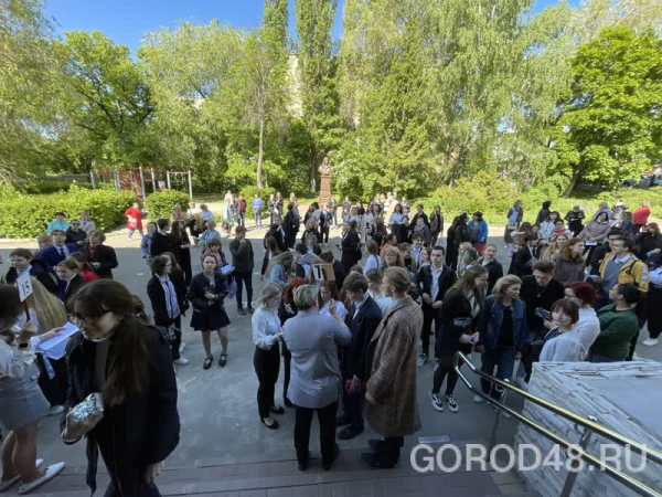 &laquo;Пять рублей под пятку, знания не смывать&raquo;: в Липецке начали сдавать ЕГЭ
