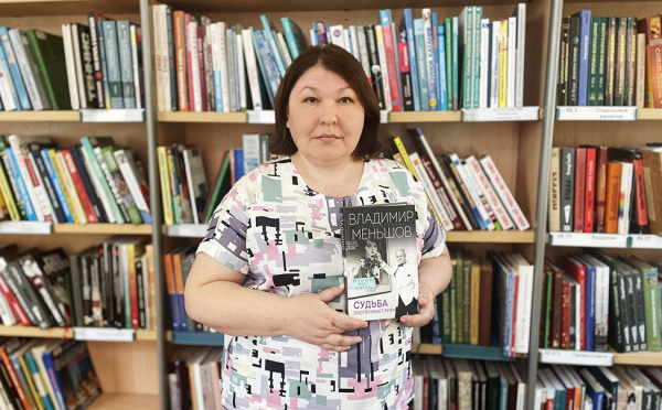 Что почитать на выходных: Владимир Меньшов &laquo;Судьба протягивает руку&raquo; 
