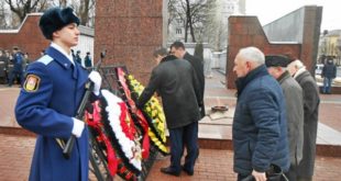 Руководители города и региона почтили память защитников Отечества