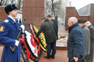 Руководители города и региона почтили память защитников Отечества