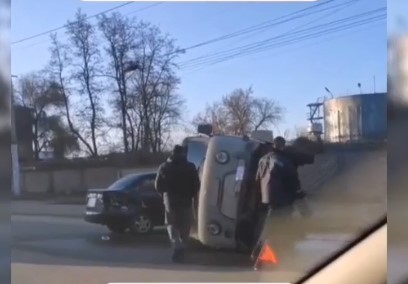 &laquo;Буханка&raquo; перевернулась после ДТП на улице Гагарина