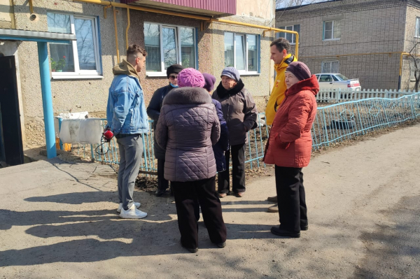 Заменили освещение и убрали территорию - как новая "управляшка" меняет дом на Сырском Руднике 