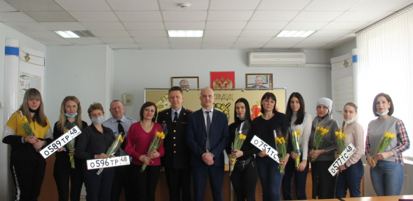 ГИБДД в Липецке поздравила женщин: белые розы дарили автоледи на дорогах
