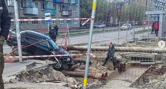Водитель "Калины" угодил в яму