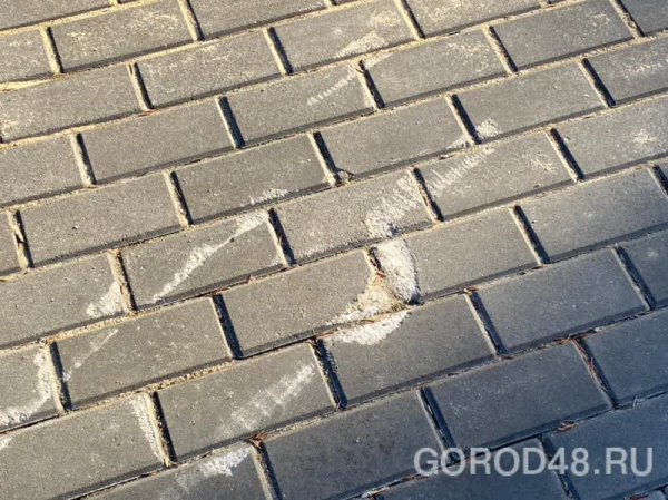 Усердные коммунальщики повредили плитку в Верхнем парке Усердные коммунальщики повредили плитку в Верхнем парке