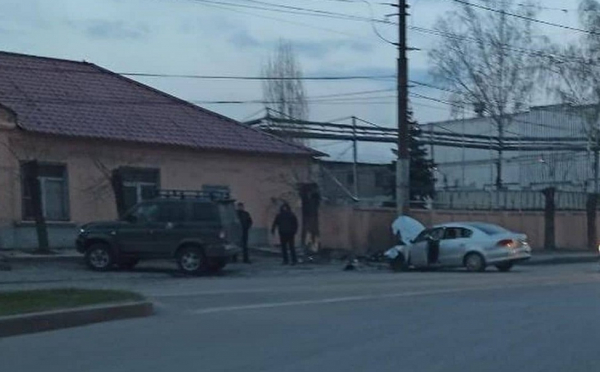 В Липецке на Лесной иномарка после ДТП врезалась в дерево