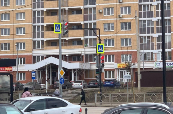 Сотрудники «Липецкгорсвета» закрепили сорванный ветром светофор на улице Хренникова Сотрудники «Липецкгорсвета» закрепили сорванный ветром светофор на улице Хренникова