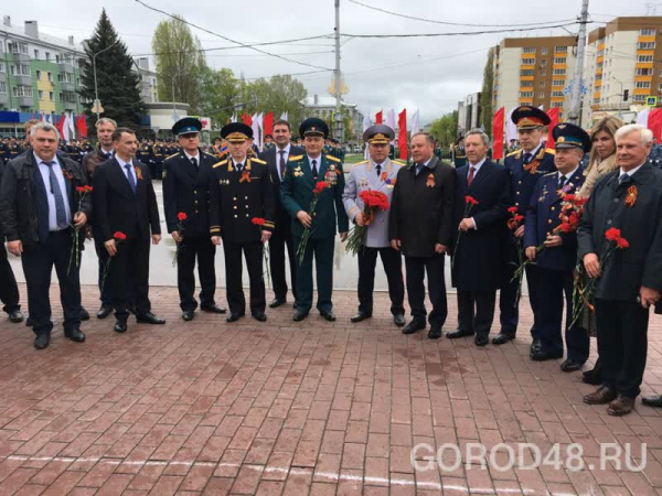 В Липецке проходит парад Победы В Липецке проходит парад Победы