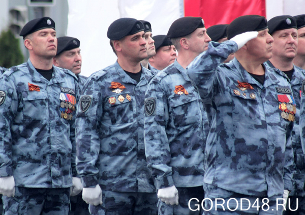 В Липецке проходит парад Победы В Липецке проходит парад Победы