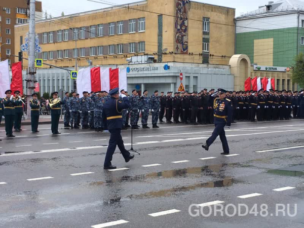 В Липецке проходит парад Победы В Липецке проходит парад Победы