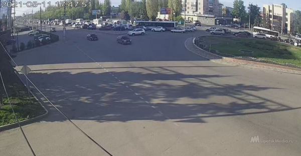 Новолипецкий мост встал в пробке из-за аварии с автобусом Новолипецкий мост встал в пробке из-за аварии с автобусом