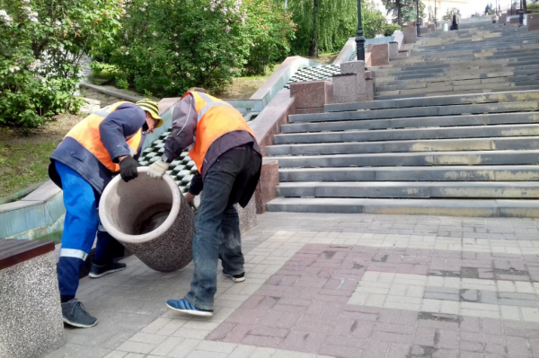 Вандалы повредили урны на улице Ленина и лестнице Петровского спуска