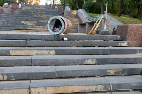 Вандалы повредили урны на улице Ленина и лестнице Петровского спуска