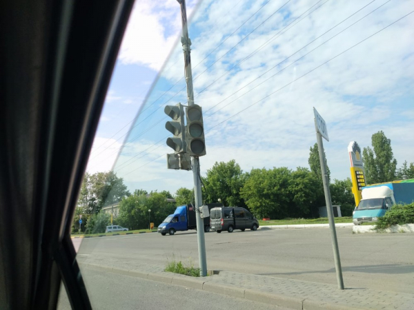 При повороте на Опытную сломались светофоры