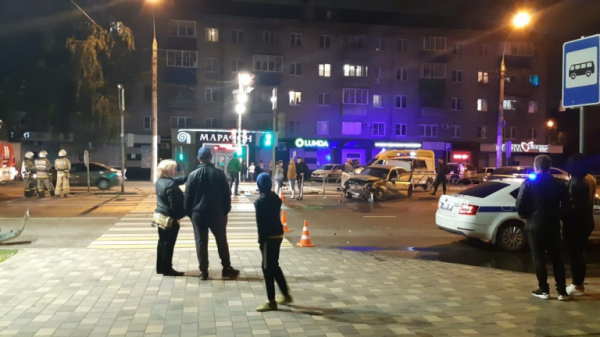 На улице Гагарина в Липецке столкнулись три иномарки На улице Гагарина в Липецке столкнулись три иномарки