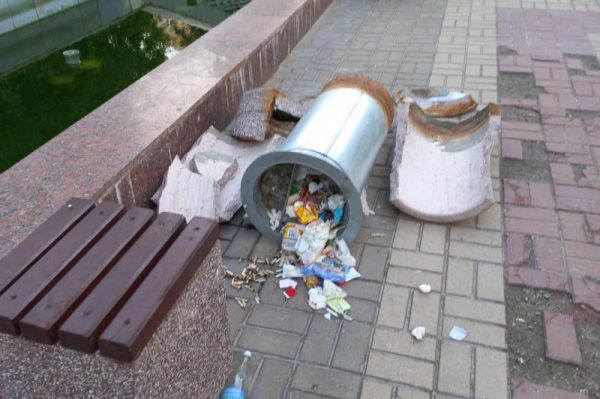 Вандалы повредили урны на улице Ленина и лестнице Петровского спуска