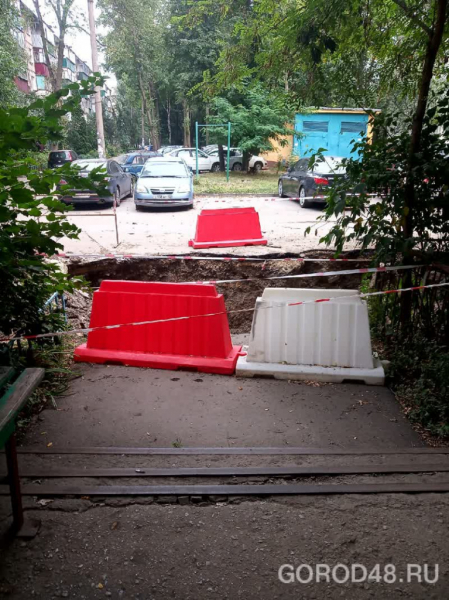Липчане жалуются, что их заблокировали в подъезде Липчане жалуются, что их заблокировали в подъезде