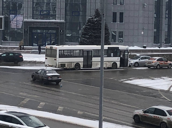 В центре Липецка на площади Плеханова столкнулись автобус и легковушка Дэу