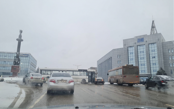 В центре Липецка на площади Плеханова столкнулись автобус и легковушка Дэу