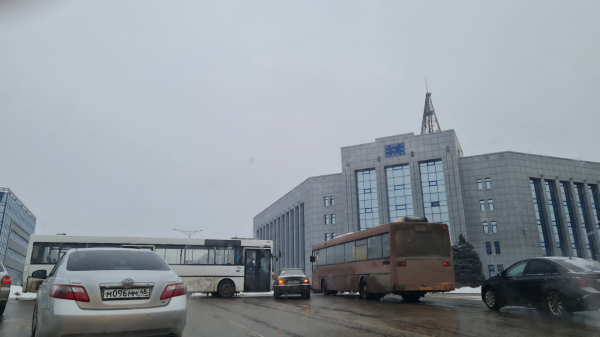 В центре Липецка на площади Плеханова столкнулись автобус и легковушка Дэу