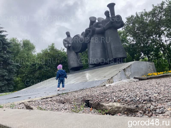 Липецкая вечЁрка: что стало с попавшими под поезд отцом и сыном, сияющий «Октябрь» и забытый провал Липецкая вечЁрка: что стало с попавшими под поезд отцом и сыном, сияющий «Октябрь» и забытый провал