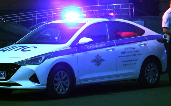 Мотоциклиста и его пассажира увезли в больницу после ДТП с Грантой под Липецком
