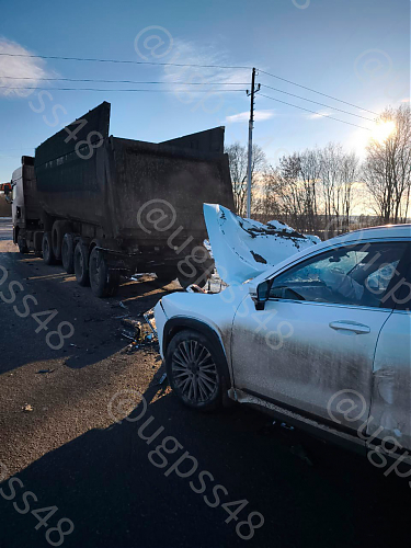 Под Липецком в ДТП с большегрузом пострадала водитель Эскида Под Липецком в ДТП с большегрузом пострадала водитель Эскида