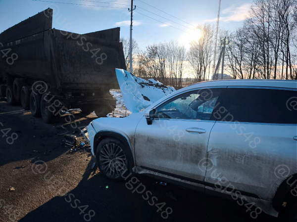 Под Липецком в ДТП с большегрузом пострадала водитель Эскида Под Липецком в ДТП с большегрузом пострадала водитель Эскида